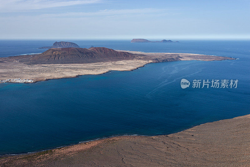 从加那利岛La Graciosa的Mirador del Rio俯瞰